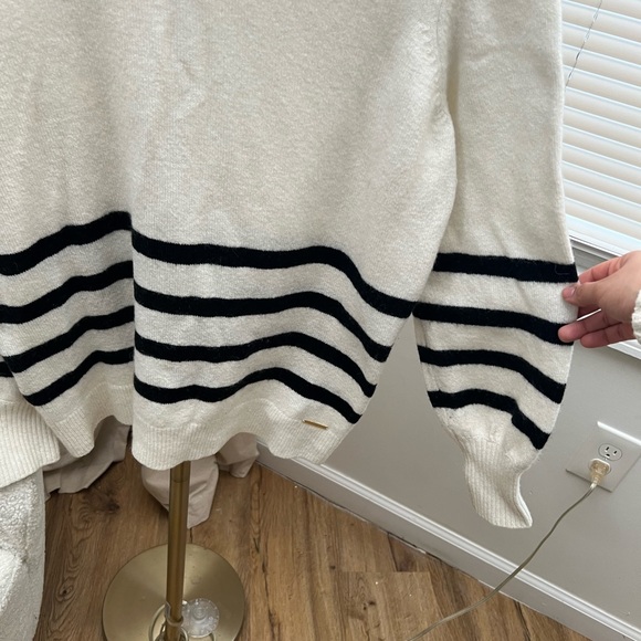 Michael Kors Turle Neck Sweater | Large - Picture 4 of 10